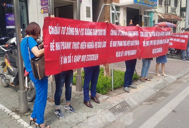 Người mua nhà 'đội nắng' đòi quyền lợi vì dự án chậm tiến độ Cư dân mua nhà căng băng rôn vì dự án chậm tiến độ