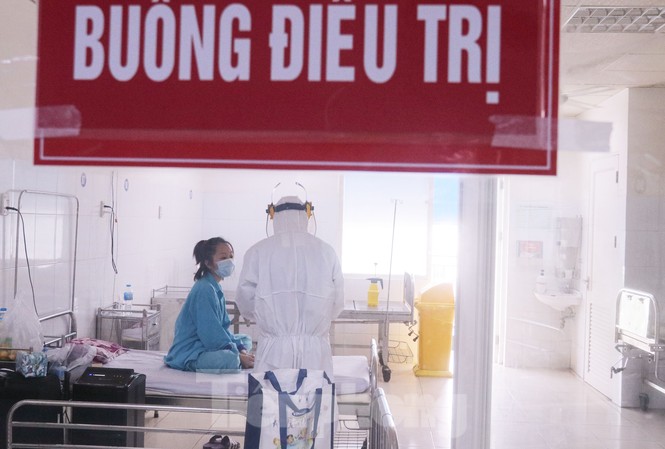 Thêm một bác sĩ của bệnh viện Đà Nẵng bị lây nhiễm SARS-CoV-2 sau 2 lần xét nghiệm âm tính Nhân viên y tế chăm sóc bệnh nhân mắc COVID-19 tại Đà Nẵng. Ảnh: Nguyễn Thành