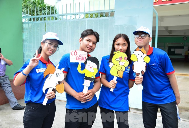 Muôn kiểu chúc sĩ tử ngộ nghĩnh của các tình nguyện viên 'Tiếp sức mùa thi' Những hình ảnh ngộ nghĩnh của các Tình nguyện viên Tiếp sức mùa thi gửi thí sinh