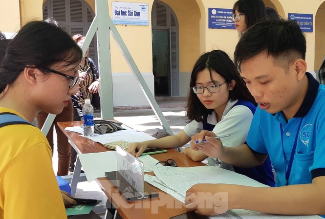 TPHCM: Điểm thi cao hơn điểm chuẩn vẫn trượt đại học Thí sinh làm thủ tục nhập học tại ĐH Sài Gòn