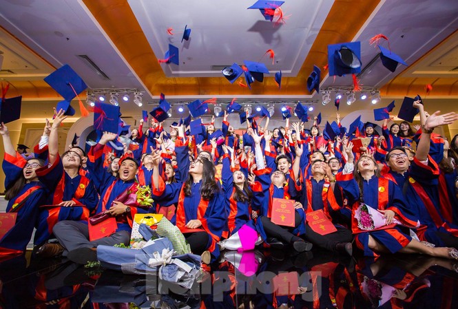 Top trường đại học đứng đầu Việt Nam về chỉ số nghiên cứu khoa học Sinh viên trường ĐH Lạc Hồng vui mừng nhận bằng tốt nghiệp (ảnh LHU)