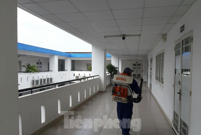 Nhiều trường cho sinh viên nghỉ thêm 1 tuần vì dịch virus corona Phun thuốc khử trùng tại Trường ĐH Mở TPHCM