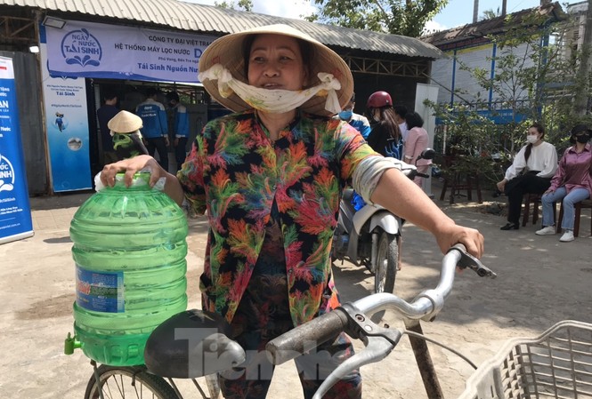 Trao tặng 13 hệ thống lọc nước nhiễm mặn cho Đồng bằng sông Cửu Long Người dân xã Phú Vang, huyện Bình Đại, tỉnh Bến Tre vui sướng khi có nước sạch miễn phí từ chương trình "Ngày nước tái sinh"