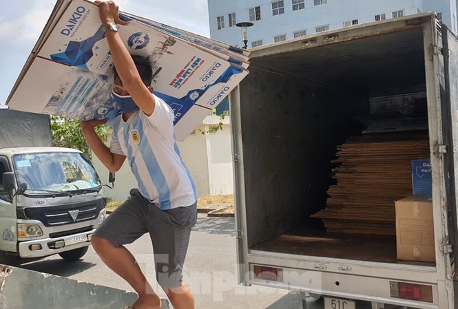 Những tấm lòng vàng đổ về khu cách ly lớn nhất nước Các nhà hảo tâm, doanh nghiệp vận chuyên thùng carton đến quy góp cho khu cách ly KTX ĐHQG TPHCM