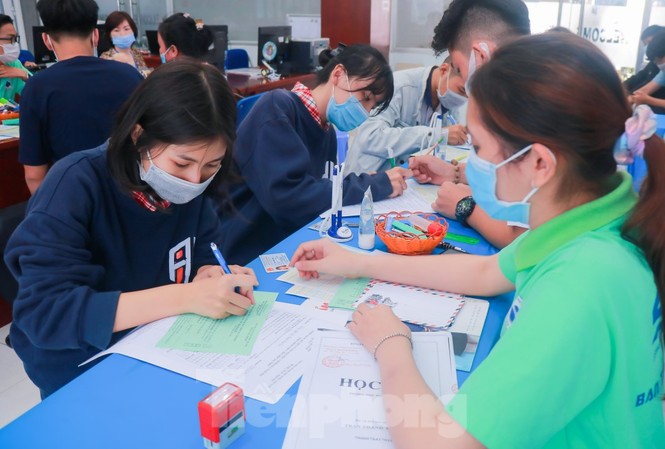 Nhiều trường đại học phía Nam công bố điểm chuẩn trúng tuyển học bạ Thí sinh làm thủ tục nộp hồ sơ học bạ tại Trường Đại học Công nghiệp Thực phẩm TPHCM