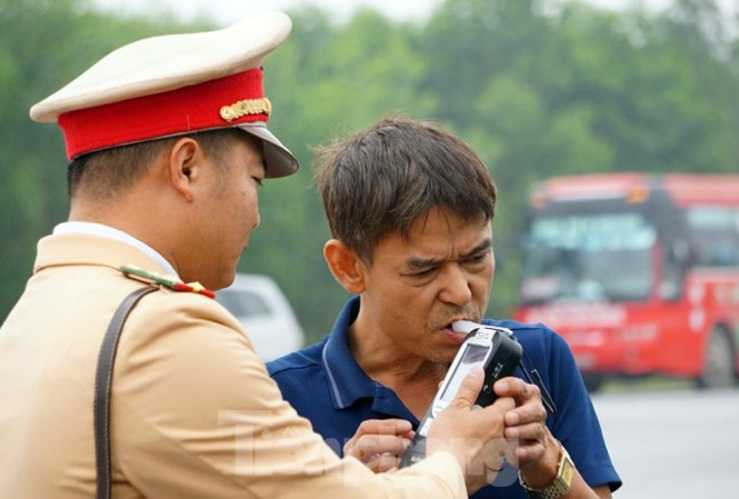 Gửi thông báo về cơ quan nếu cán bộ, đảng viên vi phạm nồng độ cồn CSGT xử phạt nhiều tài xế vi phạm nồng độ cồn trên cao tốc Nội Bài - Lào Cai.