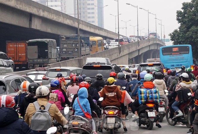 Người dân chở đào, quất về quê đón Tết, đường phố Hà Nội tê liệt Người dân chở đào, quất về quê đón Tết, đường phố Hà Nội tê liệt