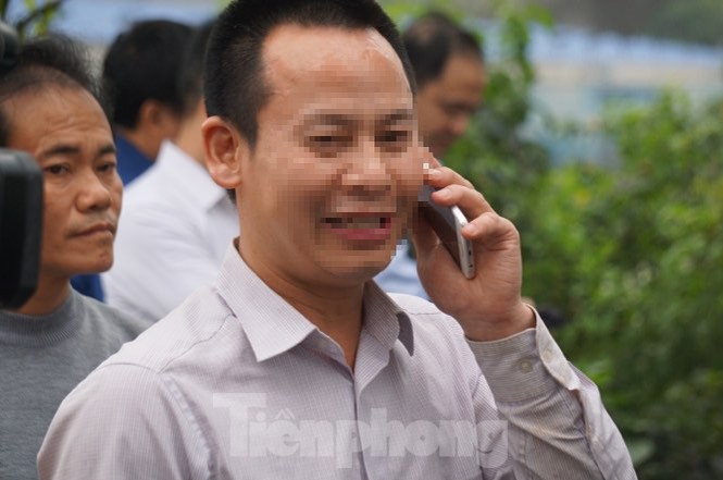 Tài xế vi phạm nồng độ cồn, gây tai nạn rồi gọi điện cầu cứu người thân Nam tài xế gọi điện cầu cứu người thân khi bị kiểm tra nồng độ cồn.