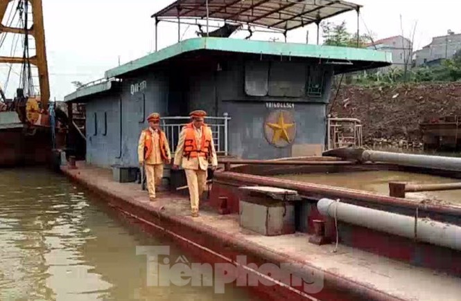 Bắt quả tang 'cát tặc' khai thác trái phép trên sông Hồng Bắt quả tang 'cát tặc' khai thác trái phép trên sông Hồng