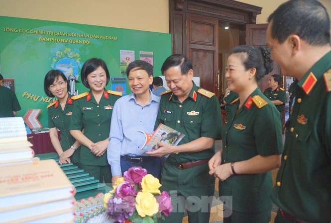 Đa dạng hóa các hình thức tuyên truyền bình đẳng giới trong Quân đội Các đại biểu tham dự toạ đàm tham quan khu trưng bày các ấn phẩm tuyên truyền về bình đẳng giới trong Quân đội
