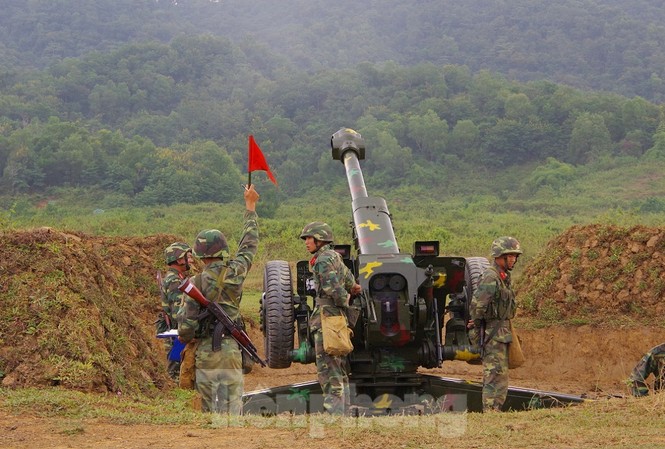 Pháo binh Quân đoàn 1 cơ động giỏi, chiến đấu giỏi Một khẩu đội ở Lữ đoàn Pháo binh 368 thực hành bắn đạn thật trong diễn tập