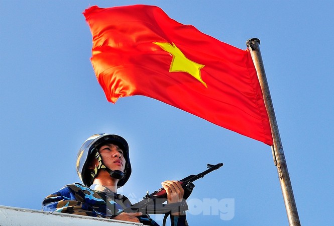 Lính trẻ Trường Sa Chiến sĩ Trường Sa canh gác trên đảo Cô Lin. Ảnh: Hoàng Ngọc Thạch