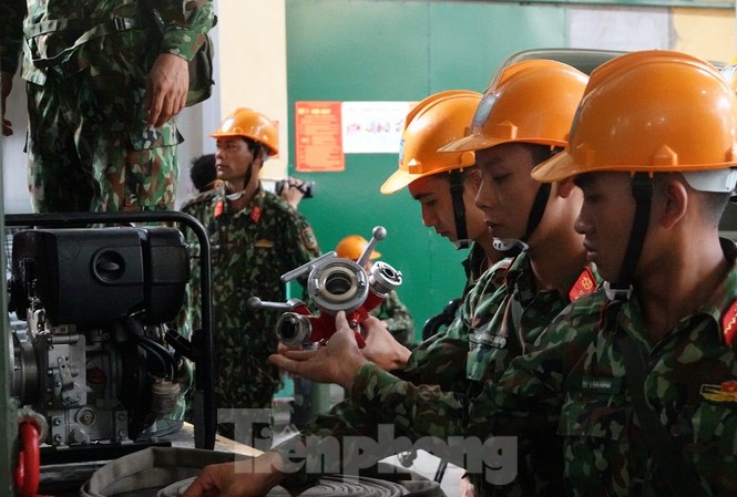 Bộ đội Hóa học rải gần 4 tấn hóa chất chống phát tán thủy ngân ở Rạng Đông Bộ đội Hóa học đã phun rải gần 4 tấn hóa chất chống phát tán thủy ngân sau vụ cháy ở Rạng Đông, trong hai ngày 12 và 13/9. Ảnh: Nguyễn Minh