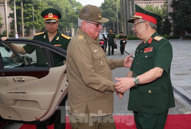 Cuba giúp quân y Việt Nam kỹ thuật ép hơi nước tác động lên các huyệt Thượng tướng Nguyễn Chí Vịnh đón Thượng tướng Álvaro López Miera tới dự Đối thoại lần thứ 3, sáng 17/9