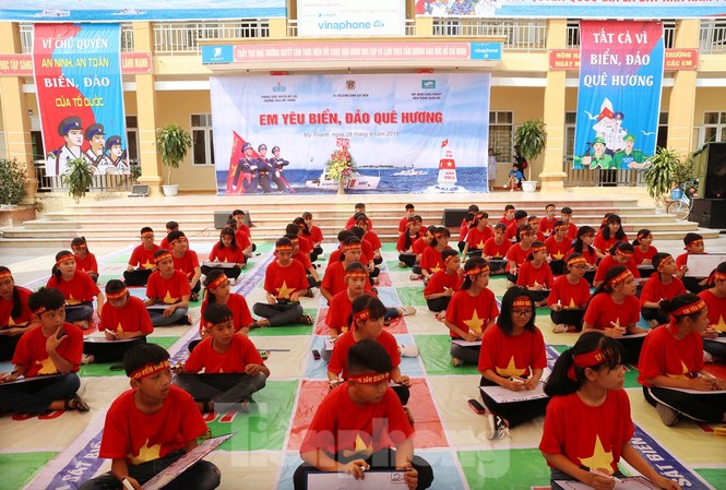 Đưa tình yêu biển đảo về Mỹ Thành 75 học sinh THCS Mỹ Thành đã tham gia cuộc thi "Em yêu biển đảo quê hương", sáng 28/9
