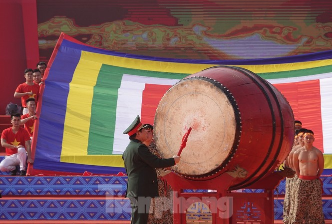 Đại tướng Ngô Xuân Lịch đánh trống khai mạc Ngày hội quân dân
Đại tướng Ngô Xuân Lịch đánh trống khai mạc Ngày hội văn hóa quân dân 2019