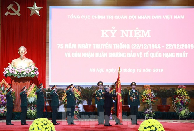 Tổng cục Chính trị đón nhận Huân chương Bảo vệ Tổ quốc hạng Nhất Thay mặt lãnh đạo Đảng, Nhà nước, Thường trực Ban Bí thư Trần Quốc Vượng trao Huân chương bảo vệ Tổ quốc hạng Nhất cho Tổng cục Chính trị QĐND Việt Nam, sáng 16/12