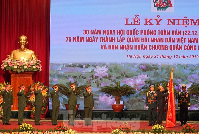 Tặng Huân chương Quân công hạng Nhất cho Quân đội nhân dân Việt Nam Tại lễ kỷ niệm, Thủ tướng Nguyễn Xuân Phúc đã trao tặng Huân chương Quân công Hạng nhất cho Quân đội nhân dân Việt Nam