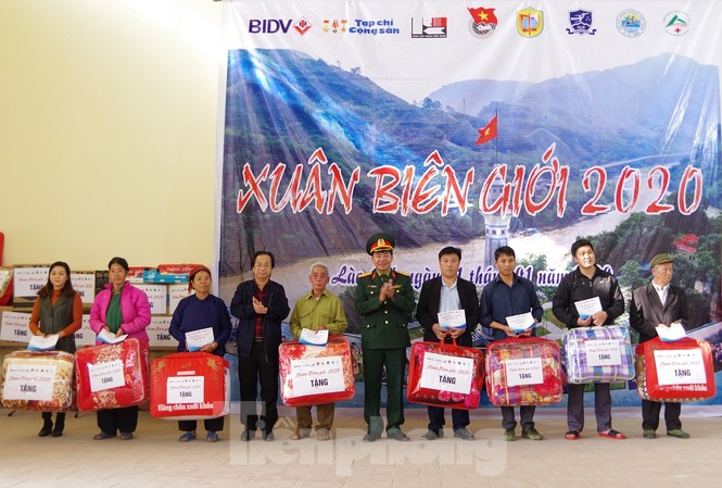 Tình nguyện ‘Xuân Biên giới’ 2020 ở Nậm Chảy Đại diện Học viện Khoa học Quân sự và Đại học Ngoại ngữ trao tặng quà cho các gia đình ở xã Nậm Chảy
