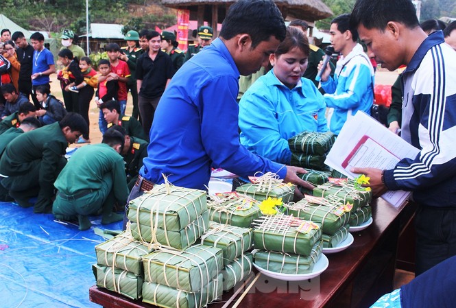 Rộn ràng ‘Xuân đoàn kết - Tết quân dân’ Ảnh: PV
