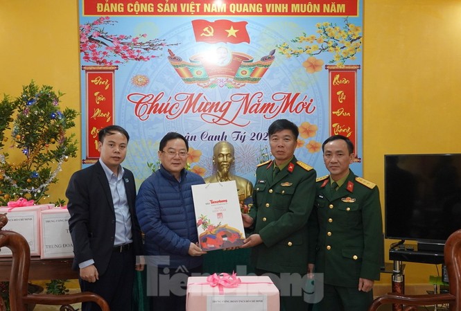 Chúc Tết người lính Tu Vũ anh hùng Nhà báo Lê Xuân Sơn trao tặng ấn phẩm Tiền Phong Xuân Canh Tý 2020 cho cán bộ, chiến sĩ Trung đoàn 88, sáng 22/1