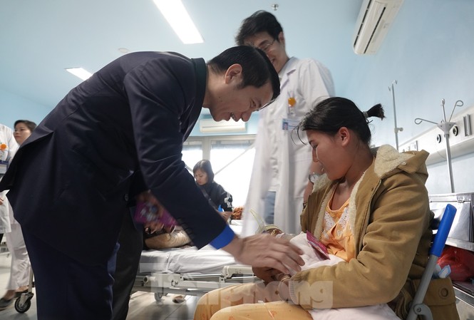 Bí thư T.Ư Đoàn Nguyễn Ngọc Lương: Đóng góp sức trẻ vì cộng đồng Bí thư T.Ư Đoàn Nguyễn Ngọc Lương thăm hỏi, lì xì cho bệnh nhi đang điều trị tại Khoa Ngoại, Bệnh viện Nhi T.Ư, sáng 30 Tết