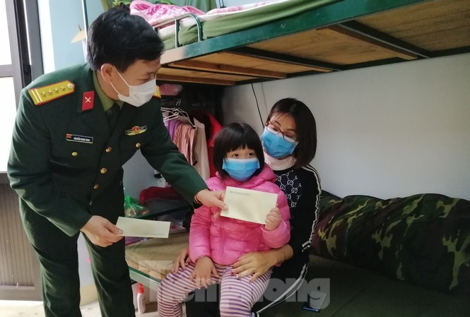 Quân khu 1 tăng cường phòng chống nCoV ở Cao Bằng và Lạng Sơn Lãnh đạo Quân khu 1 thăm hỏi, động viên người dân trong khu cách ly