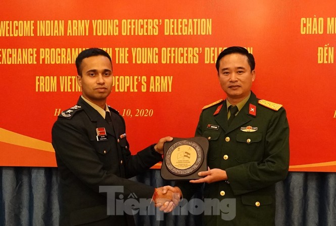 Tuổi trẻ Quân đội Việt Nam - Ấn Độ thắt chặt hợp tác Trưởng đoàn sĩ quan trẻ Ấn Độ trao tặng quà lưu niệm cho Trưởng đoàn sĩ quan trẻ Việt Nam