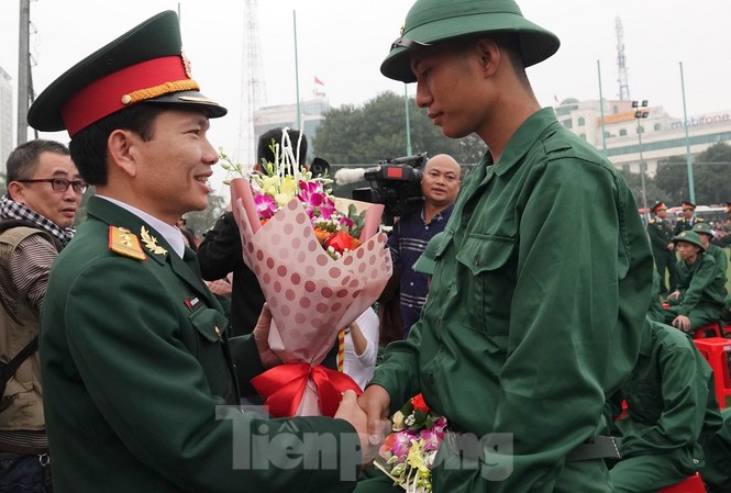 Ban Thanh niên Quân đội tiếp sức tuổi trẻ xứ Nghệ lên đường tòng quân Trung tá Nguyễn Minh Hoan, Phó trưởng Ban Thanh niên Quân đội tặng quà, động viên thanh niên thành phố Vinh lên đường nhập ngũ, sáng 12/2