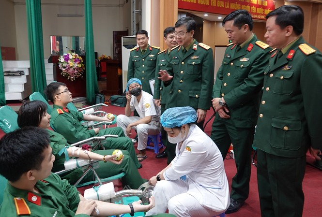 Hơn 500 ĐVTN Học viện Quân y hiến máu cứu người Lãnh đạo Học viện Quân y và Ban Thanh niên Quân đội trò chuyện với ĐVTN tham gia hiến máu tình nguyện, sáng 29/2