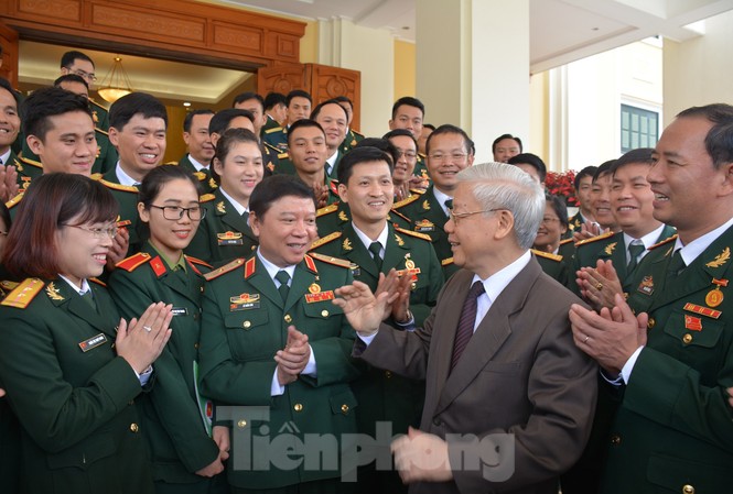 Tuổi trẻ Quân đội thi đua chào mừng Đại hội Đảng toàn quốc Tổng Bí thư, Chủ tịch nước Nguyễn Phú Trọng trò chuyện với cán bộ, ĐVTN trong Quân đội. Ảnh: Nguyễn Minh