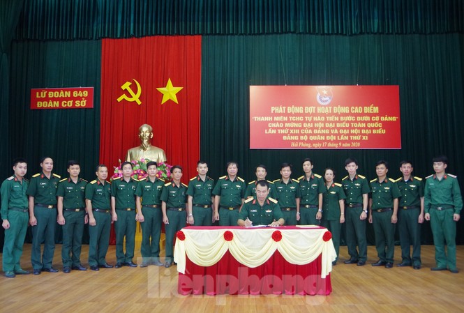 Phát động thi đua giành 3 nhất chào mừng Đại hội Đảng toàn quốc Đại diện các tổ chức Đoàn của Lữ đoàn 649 ký giao ước thi đua, chiều 17/9