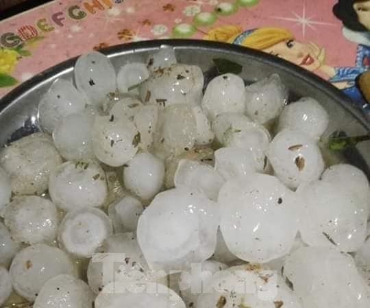 Mưa đá ở Yên Bái làm 200 nhà hư hỏng, thiệt hại trên 5,2 tỷ đồng Những cục mưa đá lớn trút xuống trong cơn lốc, giông.