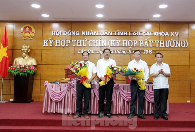 HĐND tỉnh Lào Cai họp bất thường bầu bổ sung Phó chủ tịch UBND Lãnh đạo tỉnh chúc mừng đồng chí tân Phó Chủ tịch UBND tỉnh Lào Cai (người thứ hai từ trái sang).