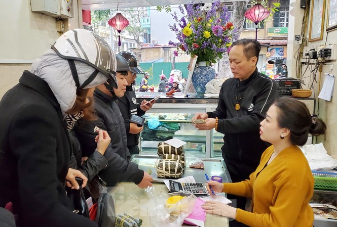 Giữ hồn giò chả Ước Lễ trong cơn 'bão giá' thịt lợn Khách hàng mua giò chả Ước Lễ tại một cửa hàng trên phố Trần Xuân Soạn.