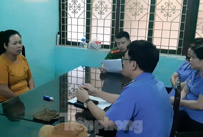'Bà trùm' dùng con nhỏ làm 'lá chắn' buôn ma túy khủng Cơ quan chức năng lấy lời khai của "bà trùm" ma tuý - Ảnh: Hoàng Long