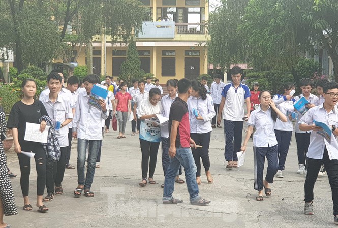 Nam Định công bố điểm chuẩn, tuyển tiếp chỉ tiêu lớp 10 công lập Kỳ thi tuyển sinh vào lớp 10 công lập tại Nam Định diễn ra trong 2 ngày 9/6 và 10/6 - Ảnh: Hoàng Long
