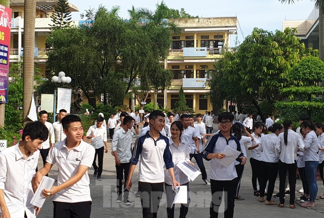 Đất học có 25 điểm 10, lại xếp nhóm đầu kỳ thi THPT Quốc gia Thí sinh Nam Định vui vẻ rời phòng thi vì làm được bài - Ảnh: Hoàng Long