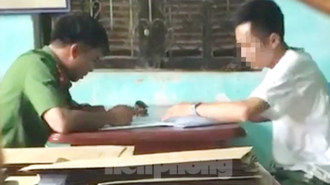 Thực hư thông tin U50 bị vây trước cổng trường tiểu học vì nghi bắt cóc trẻ Công an lấy lời khai của nghi phạm "bắt cóc trẻ em" - Ảnh: Hoàng Long