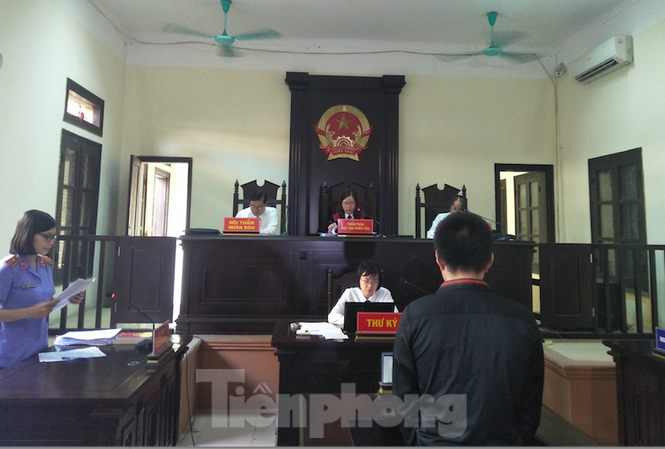 30 tháng tù giam vì cắt trộm cáp trung tính trạm biến áp Phiên toà xét xử đối tượng cắt trộm cáp trung tính tại hàng loạt trạm biến áp thành phố Nam Định - Ảnh: Hoàng Long
