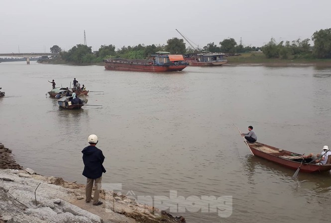 Chìm thuyền trên sông Trà Lý, hai vợ chồng thuyền chài tử vong Lực lượng chức năng và người dân vẫn đang tìm kiếm thi thể người vợ bị chìm dưới sông - Ảnh: Hoàng Long