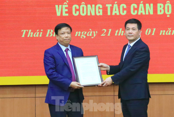 Thái Bình điều động, bổ nhiệm nhiều nhân sự chủ chốt Bí thư Tỉnh uỷ Thái Bình trao quyết định và chúc mừng tân Bí thư Đảng uỷ Khối Doanh nghiệp Thái Bình - Ảnh: Hoàng Long
