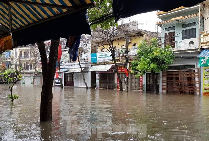 Nam Định ngập sâu, người dân 'thúc thủ' trong nhà ngày mùng 1 Tết Nhà dân tại Nam Định đóng kín vì mưa ngập - Ảnh: Hoàng Long