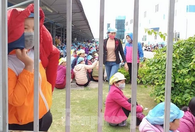 Hà Nam cách ly, gửi mẫu xét nghiệm với một lao động Trung Quốc Công nhân nơi có người Trung Quốc làm việc nghỉ làm tập thể chờ kết quả xét nghiệm - Ảnh: CTV