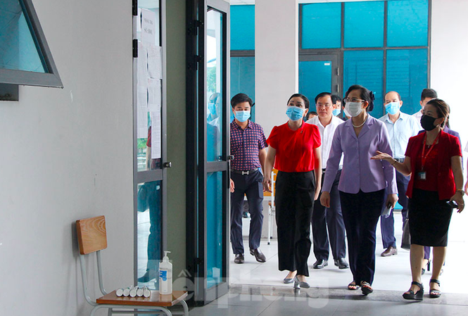 Thái Bình, Hà Nam đưa đón, bố trí phòng cách ly cho 9 thí sinh ở vùng bị phong toả dự thi Bí thư Tỉnh uỷ Hà Nam Lê Thị Thuỷ kiểm tra công tác chuẩn bị thi tại các điểm thi - Ảnh: Hoàng Long