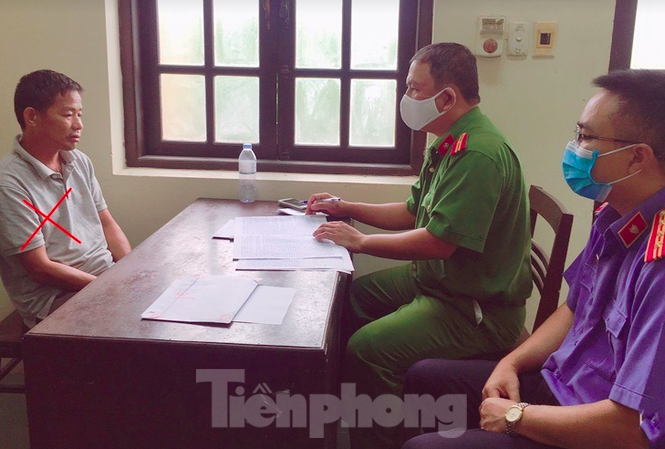 Mâu thuẫn vì không xin được thuốc lào, cầm dao đâm bạn thân tử vong Nguyễn Đình Chiến bị bắt để điều tra về tội giết người - Ảnh: Hoàng Long