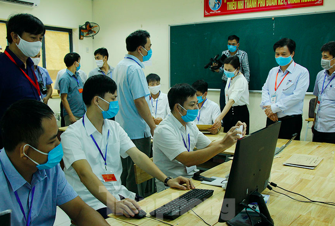 Thứ trưởng Bộ GD&ĐT lưu ý Hà Nam chấm thi tự luận Đoàn công tác Bộ GD-ĐT kiểm tra thực tế công tác chấm thi tại tỉnh Hà Nam.Ảnh: TH