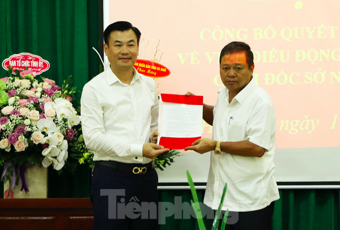 Điều động, bổ nhiệm Trưởng ban Quản lý Khu đại học làm Giám đốc Sở Nội vụ Hà Nam Chủ tịch UBND tỉnh Hà Nam (phải) trao quyết địnhboor nhiệm cho tân Giám đốc Sở Nội vụ - Ảnh: Hoàng Long