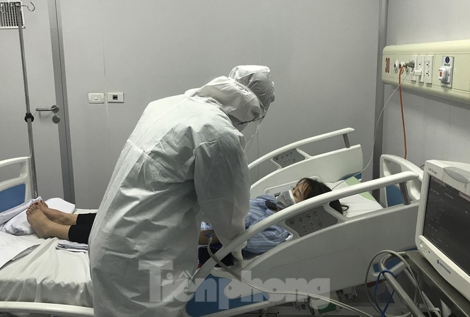 Vào ‘đại bản doanh’ xem bác sĩ và bệnh nhân hợp sức chống virus corona Bác sĩ khám cho bệnh nhân N.T.D. (23 tuổi ở Vĩnh Phúc) dương tính với virus corona mới