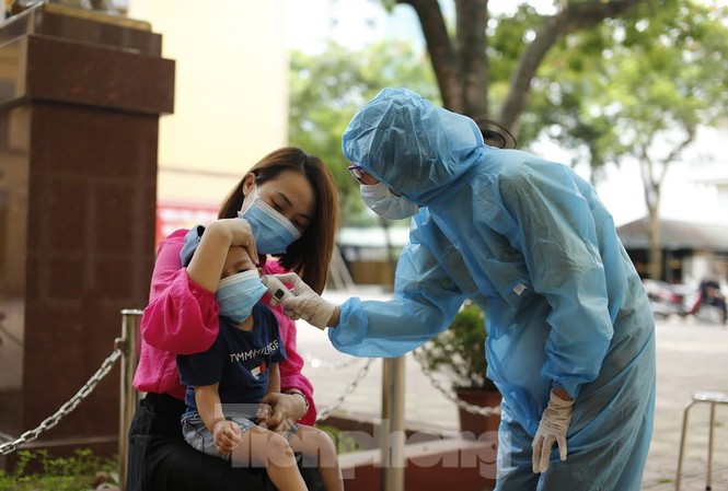 Phó Thủ tướng Vũ Đức Đam: Nguy cơ dịch bệnh thường trực, phải tuyệt đối cảnh giác Hà Nội xét nghiệm cho những người từ Đà Nẵng về
Ảnh: Như Ý